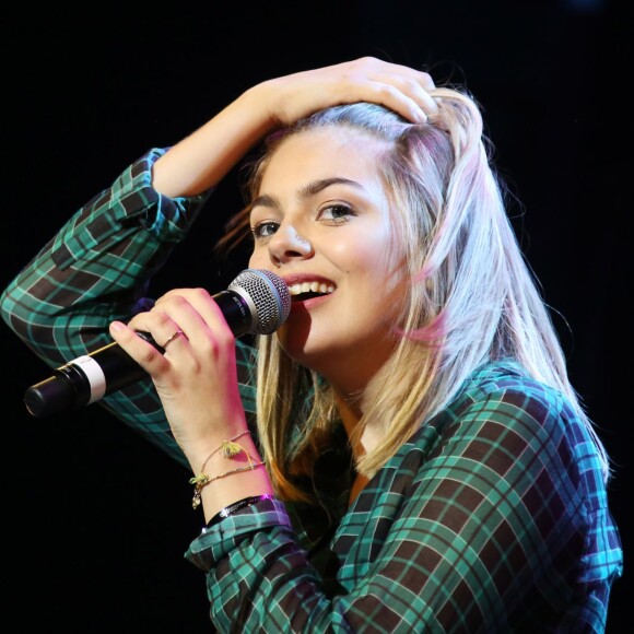 Louane Emera - Concert des Talents de France Bleu aux Folies Bergère à Paris le 10 novembre 2015. Louane Emera est le talent France Bleu de l'année. © Denis Guignebourg/Bestimage