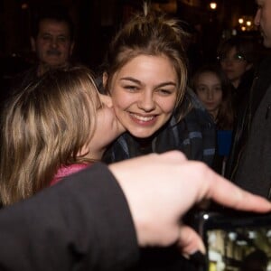 Exclusif - La chanteuse Louane rencontre ses fans après son concert à l'Ancienne Belgique, à Bruxelles. Le 10 janvier 2016.