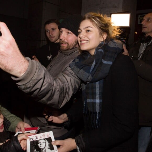 Exclusif - La chanteuse Louane rencontre ses fans après son concert à l'Ancienne Belgique, à Bruxelles. Le 10 janvier 2016.