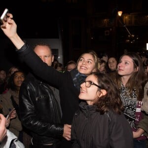 Exclusif - La chanteuse Louane rencontre ses fans après son concert à l'Ancienne Belgique, à Bruxelles. Le 10 janvier 2016.