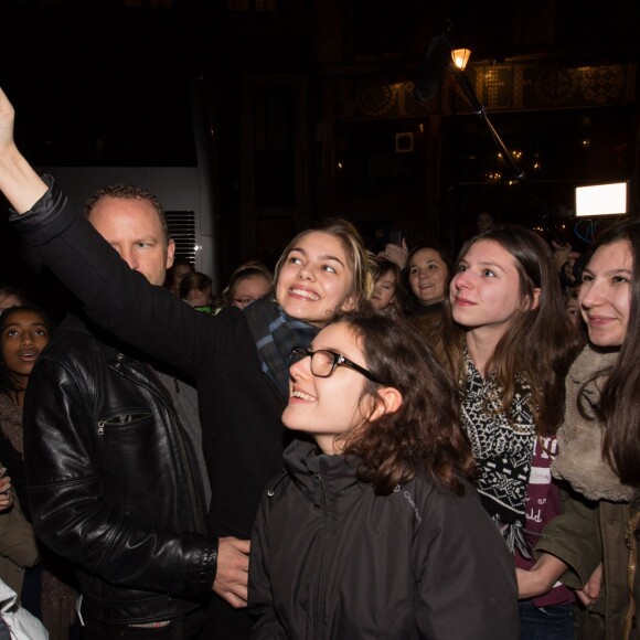 Exclusif - La chanteuse Louane rencontre ses fans après son concert à l'Ancienne Belgique, à Bruxelles. Le 10 janvier 2016.