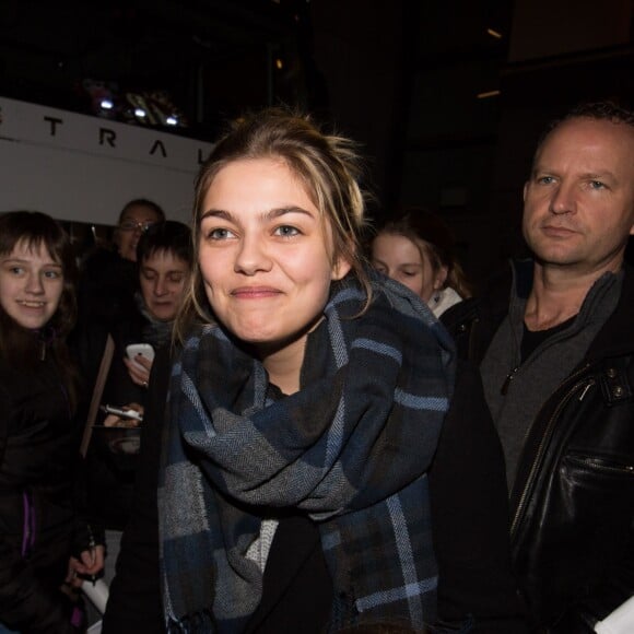 Exclusif - La chanteuse Louane rencontre ses fans après son concert à l'Ancienne Belgique, à Bruxelles. Le 10 janvier 2016.