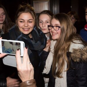 Exclusif - La chanteuse Louane rencontre ses fans après son concert à l'Ancienne Belgique, à Bruxelles. Le 10 janvier 2016.