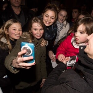 Exclusif - La chanteuse Louane rencontre ses fans après son concert à l'Ancienne Belgique, à Bruxelles. Le 10 janvier 2016.