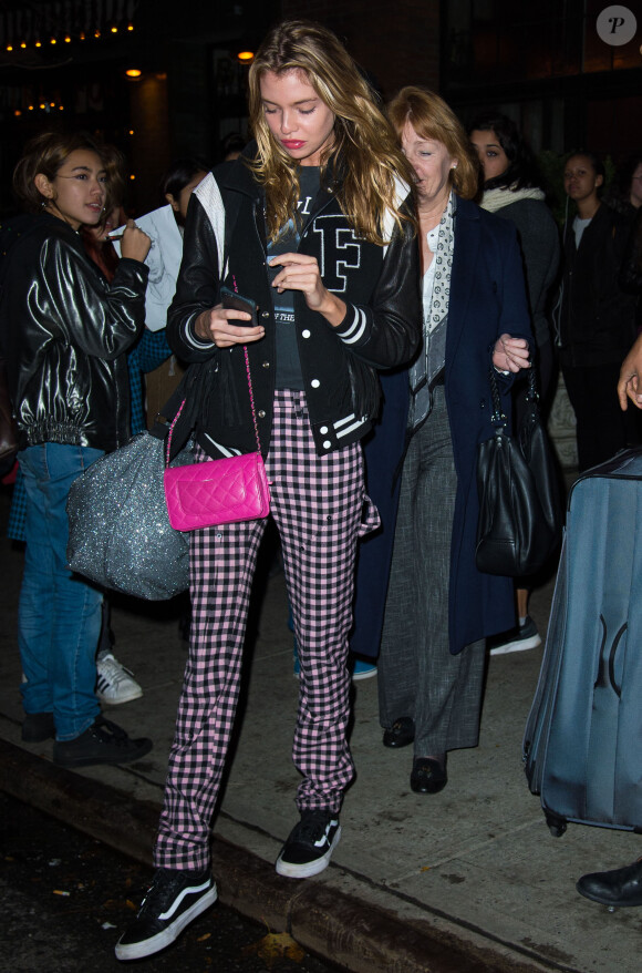 Exclusif - Le mannequin de Victoria's Secret, Stella Maxwell, se promène dans les rues de New York, le 12 novembre 2015