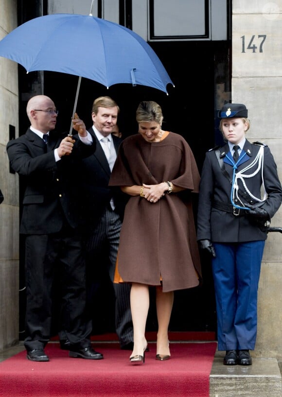 La reine Maxima et le roi Willem-Alexander des Pays-Bas quittant la réception du nouvel an pour le corps diplomatique au Palais à Amsterdam aux Pays-Bas le 13 janvier 2016.