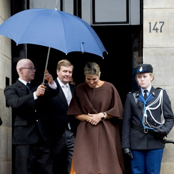 La reine Maxima et le roi Willem-Alexander des Pays-Bas quittant la réception du nouvel an pour le corps diplomatique au Palais à Amsterdam aux Pays-Bas le 13 janvier 2016.