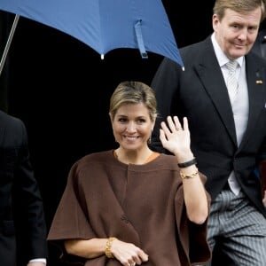 La reine Maxima et le roi Willem-Alexander des Pays-Bas quittant la réception du nouvel an pour le corps diplomatique au Palais à Amsterdam aux Pays-Bas le 13 janvier 2016.