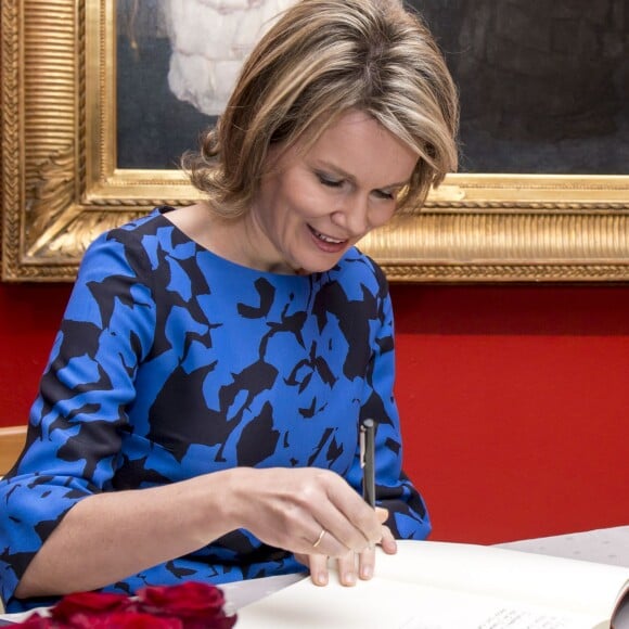 La reine Mathilde de Belgique à l'exposition Nervia/Laethem-Saint-Martin - Traits d'Union au Musée d'Ixelles le 8 janvier 2016