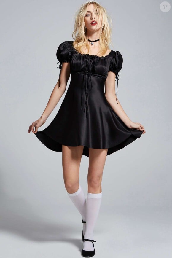 La nouvelle collection de Courtney Love pour la marque Nasty Gal qui fait penser aux tenues portaient par Courtney Love dans les années 90, à l'image de cette robe baby-boll