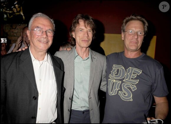 Robert Fox, à droite, avec Mick Jagger et Michael White, à Lodnres le 9 juin 2008.