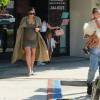 Kim Kardashian enceinte et son mari Kanye West vont chercher leur fille North à son cours de danse à Woodland Hills, le 7 octobre 2015