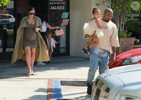 Kim Kardashian enceinte et son mari Kanye West vont chercher leur fille North à son cours de danse à Woodland Hills, le 7 octobre 2015