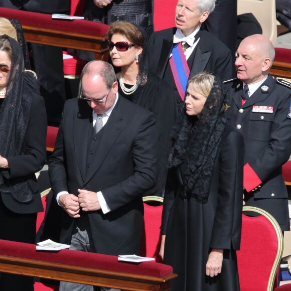 Le prince Albert II et la princesse Charlene de Monaco lors de la messe inaugurale du pape Francois sur la place Saint-Pierre de Rome le 19 mars 2013