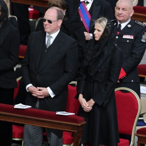 Le prince Albert II et la princesse Charlene de Monaco lors de la messe inaugurale du pape Francois sur la place Saint-Pierre de Rome le 19 mars 2013