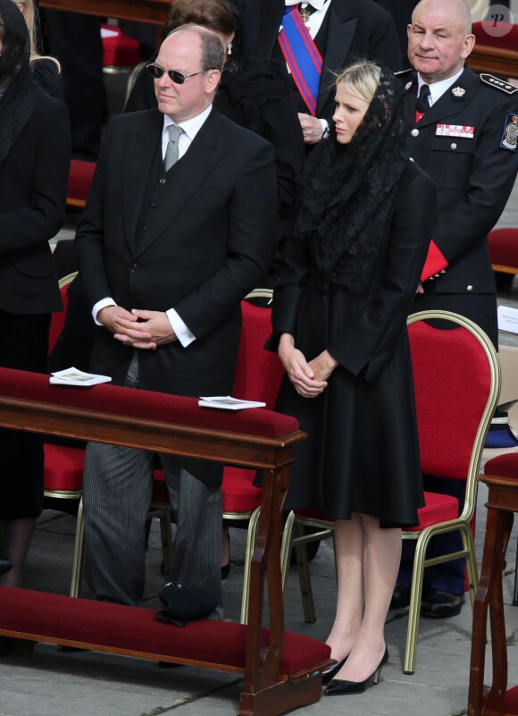 Le prince Albert II et la princesse Charlene de Monaco lors de la messe inaugurale du pape Francois sur la place Saint-Pierre de Rome le 19 mars 2013
