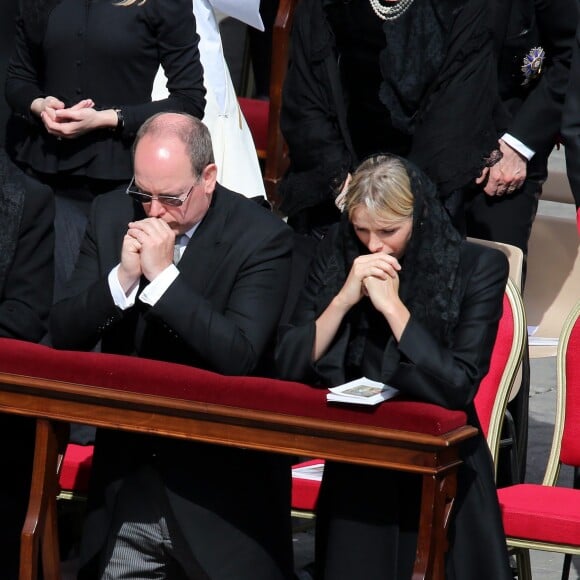 Le prince Albert II et la princesse Charlene de Monaco lors de la messe inaugurale du pape Francois sur la place Saint-Pierre de Rome le 19 mars 2013