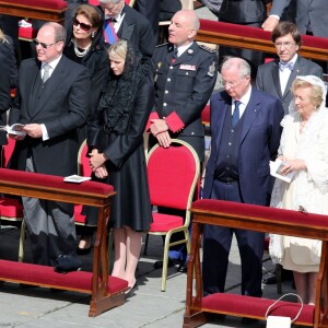 Le prince Albert II et la princesse Charlene de Monaco lors de la messe inaugurale du pape Francois sur la place Saint-Pierre de Rome le 19 mars 2013