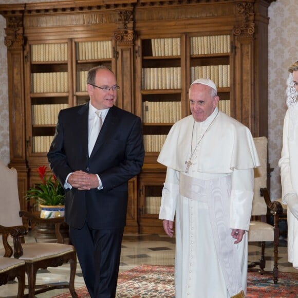 Le prince Albert II et la princesse Charlene de Monaco ont été reçus en audience privée par le pape François le 18 janvier 2016 au Vatican. © Pool restreint Monaco/Gaëtan Luci/Palais Princier/BestImage