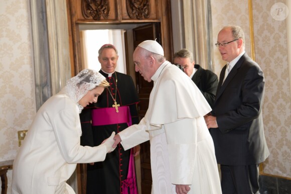 Le prince Albert II et la princesse Charlene de Monaco ont été reçus en audience privée par le pape François le 18 janvier 2016 au Vatican. © Pool restreint Monaco/Gaëtan Luci/Palais Princier/BestImage
