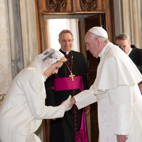 Le prince Albert II et la princesse Charlene de Monaco ont été reçus en audience privée par le pape François le 18 janvier 2016 au Vatican. © Pool restreint Monaco/Gaëtan Luci/Palais Princier/BestImage