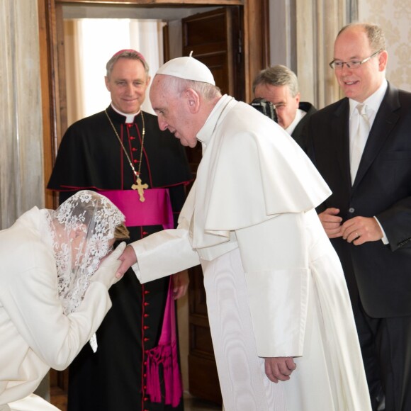 Le prince Albert II et la princesse Charlene de Monaco, qui avait "le privilège du blanc", ont été reçus en audience privée par le pape François le 18 janvier 2016 au Vatican. © Pool restreint Monaco/Gaëtan Luci/Palais Princier/BestImage