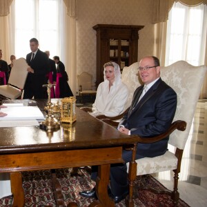 Le prince Albert II et la princesse Charlene de Monaco ont été reçus en audience privée par le pape François le 18 janvier 2016 au Vatican. © Pool restreint Monaco/Gaëtan Luci/Palais Princier/BestImage