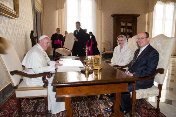 Le prince Albert II et la princesse Charlene de Monaco ont été reçus en audience privée par le pape François le 18 janvier 2016 au Vatican. © Pool restreint Monaco/Gaëtan Luci/Palais Princier/BestImage