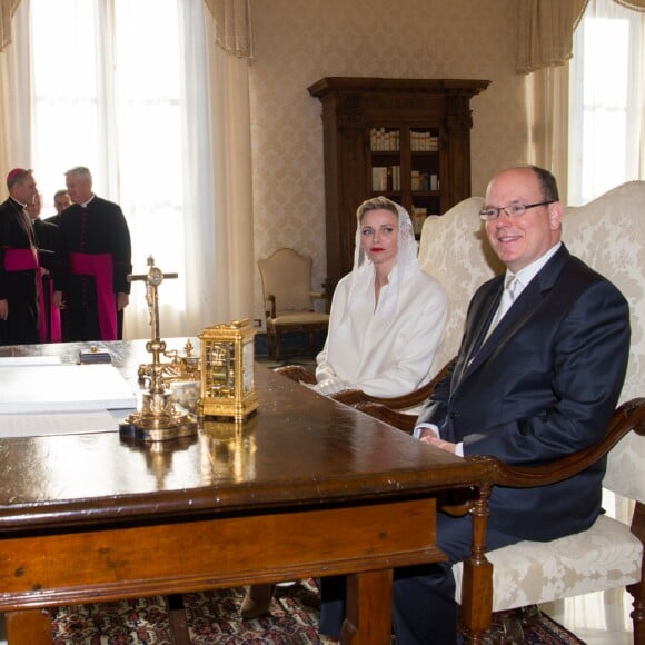 Le prince Albert II et la princesse Charlene de Monaco ont été reçus en audience privée par le pape François le 18 janvier 2016 au Vatican. © Pool restreint Monaco/Gaëtan Luci/Palais Princier/BestImage