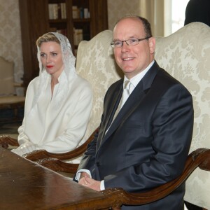 Le prince Albert II et son épouse la princesse Charlene de Monaco ont été reçus en audience privée par le pape François le 18 janvier 2016 au Vatican. © Pool restreint Monaco/Gaëtan Luci/Palais Princier/BestImage