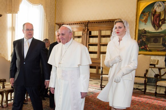 Le prince Albert II et la princesse Charlene de Monaco ont été reçus en audience privée par le pape François le 18 janvier 2016 au Vatican. © Pool restreint Monaco/Gaëtan Luci/Palais Princier/BestImage