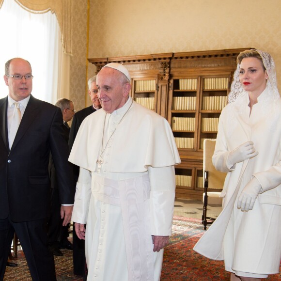Le prince Albert II et la princesse Charlene de Monaco ont été reçus en audience privée par le pape François le 18 janvier 2016 au Vatican. © Pool restreint Monaco/Gaëtan Luci/Palais Princier/BestImage