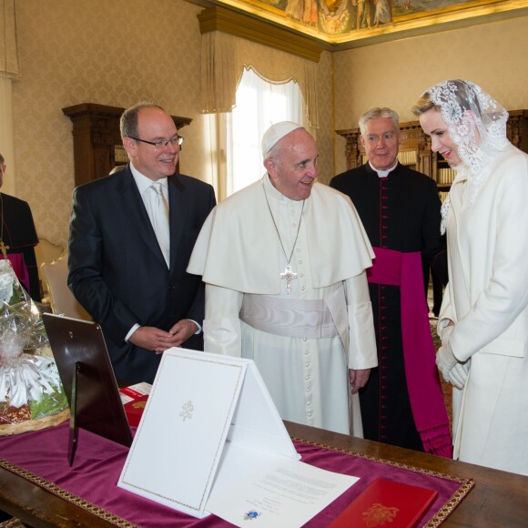 Le prince Albert II et la princesse Charlene de Monaco ont été reçus en audience privée par le pape François le 18 janvier 2016 au Vatican. Des présents symboliques ont été échangés. © Pool restreint Monaco/Gaëtan Luci/Palais Princier/BestImage