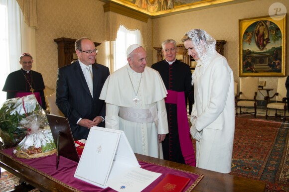 Le prince Albert II et la princesse Charlene de Monaco ont été reçus en audience privée par le pape François le 18 janvier 2016 au Vatican. © Pool restreint Monaco/Gaëtan Luci/Palais Princier/BestImage
