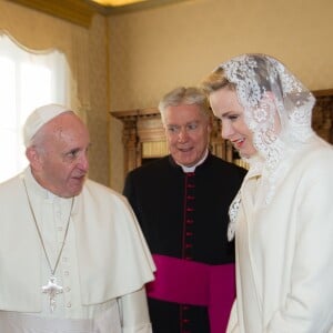 Le prince Albert II et la princesse Charlene de Monaco ont été reçus en audience privée par le pape François le 18 janvier 2016 au Vatican. © Pool restreint Monaco/Gaëtan Luci/Palais Princier/BestImage