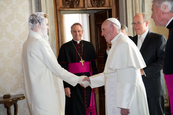 Le prince Albert II et la princesse Charlene de Monaco ont été reçus en audience privée par le pape François le 18 janvier 2016 au Vatican. © Pool restreint Monaco/Gaëtan Luci/Palais Princier/BestImage