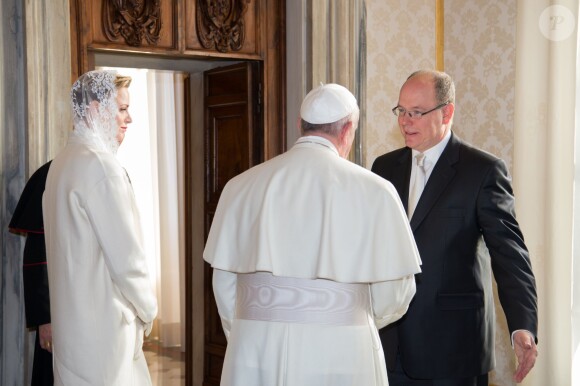 Le prince Albert II et la princesse Charlene de Monaco ont été reçus en audience privée par le pape François le 18 janvier 2016 au Vatican. © Pool restreint Monaco/Gaëtan Luci/Palais Princier/BestImage