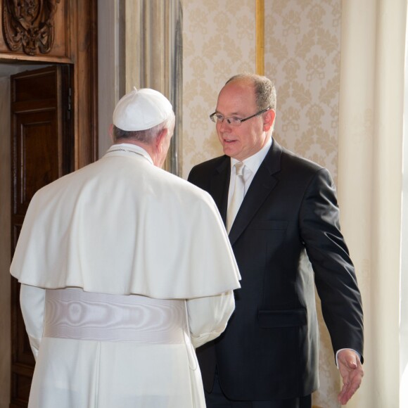 Le prince Albert II et la princesse Charlene de Monaco ont été reçus en audience privée par le pape François le 18 janvier 2016 au Vatican. © Pool restreint Monaco/Gaëtan Luci/Palais Princier/BestImage
