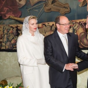 Le prince Albert II et la princesse Charlene de Monaco ont été reçus en audience privée par le pape François le 18 janvier 2016 au Vatican. © Pool restreint Monaco/Gaëtan Luci/Palais Princier/BestImage