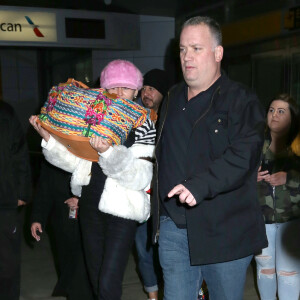 Miley Cyrus, la bague au doigt, arrive à l'aéroport JFK à New York, le 17 janvier 2016