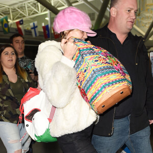 Miley Cyrus, la bague au doigt, arrive à l'aéroport JFK à New York, le 17 janvier 2016