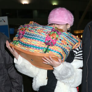 Miley Cyrus, la bague au doigt, arrive à l'aéroport JFK à New York, le 17 janvier 2016