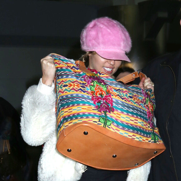 Miley Cyrus, la bague au doigt, arrive à l'aéroport JFK à New York, le 17 janvier 2016