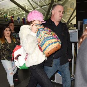 Miley Cyrus, la bague au doigt, arrive à l'aéroport JFK à New York, le 17 janvier 2016