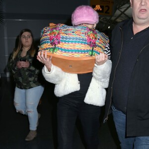 Miley Cyrus, la bague au doigt, arrive à l'aéroport JFK à New York, le 17 janvier 2016