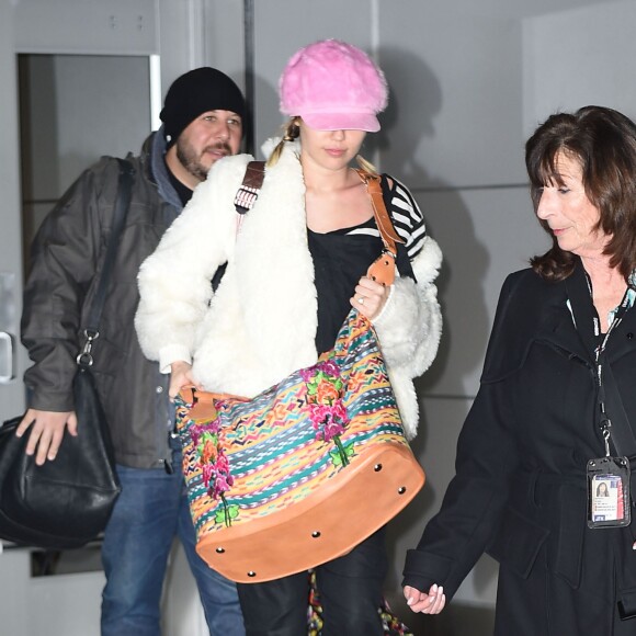 Miley Cyrus, la bague au doigt, arrive à l'aéroport JFK à New York, le 17 janvier 2016