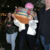 Miley Cyrus, la bague au doigt, arrive à l'aéroport JFK à New York, le 17 janvier 2016