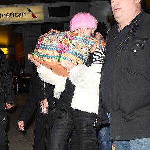 Miley Cyrus, la bague au doigt, arrive à l'aéroport JFK à New York, le 17 janvier 2016