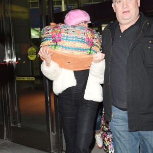 Miley Cyrus, la bague au doigt, arrive à l'aéroport JFK à New York, le 17 janvier 2016