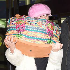 Miley Cyrus, la bague au doigt, arrive à l'aéroport JFK à New York, le 17 janvier 2016